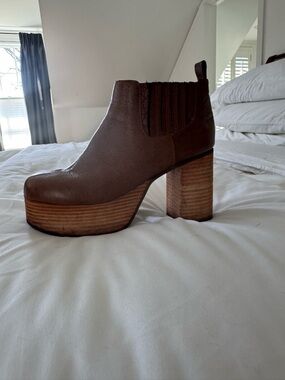 Women's Brown Platform Chelsea Bootie with Stacked Heel